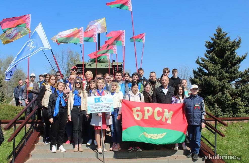 Погода в кобрине. Городской субботник. Кобрин сквер танкистов. ОАО Красносельскстройматериалы субботник фото.